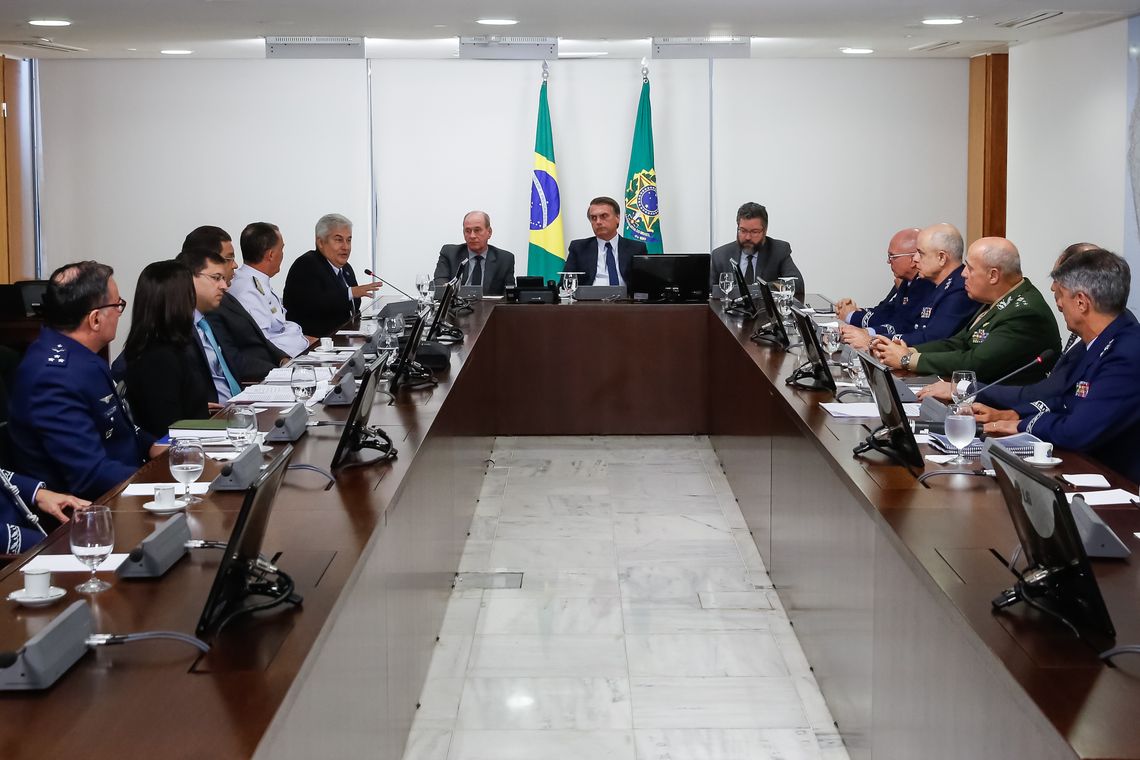 Isac Nóbrega/PR O presidente Jair Bolsonaro, se reúne com ministros e comandantes das Forças Armadas , para tratar do acordo de fusão entre as empresas Embraer, nacional, e Boeing, dos Estados Unidos.
