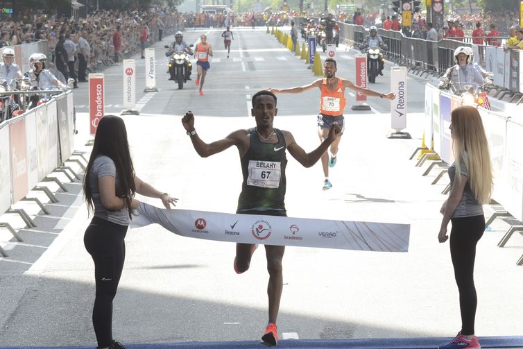 Belay Tilahun Bezabh fica em primeiro e Dawit Fikadu Admasu é o segundo colocado na Corrida Internacional de São Silvestre.