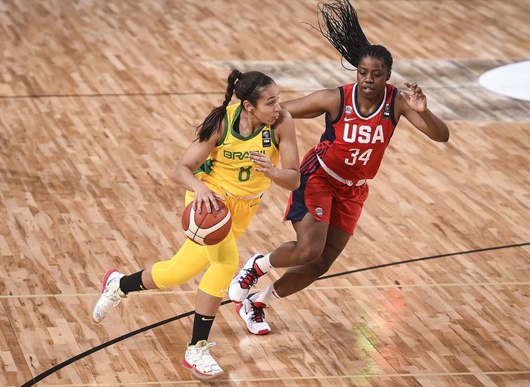 Tainá atuando pela seleção brasileira contra os Estados Unidos Tainá atuando pela seleção brasileira contra os Estados Unidos