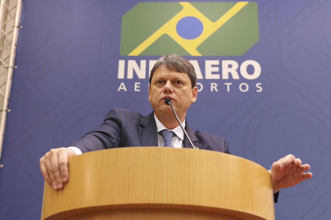 Valter Campanato/Agência Brasil O ministro da Infraestrutura, Tarcísio Gomes de Freitas, durante cerimônia de posse do novo presidente da Empresa Brasileira de Infraestrutura Aeroportuária (Infraero), tenente-brigadeiro-do-ar Hélio Paes de Barros Júnior.