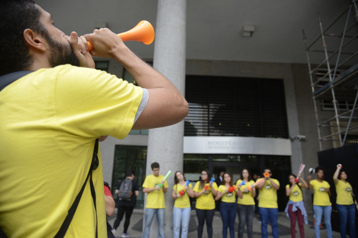 Tânia Rêgo/Agência Brasil Anistia Internacional faz ato em frente ao Ministério Público Estadual pressionando pela resolução do assassinato da vereadora Marielle Franco e de seu motorista, Anderson Gomes. A morte da vereadora completa três meses amanhã (14).