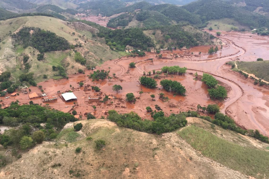 Corpo de Bombeiros/MG - Divulgação Mariana (MG) - barragem pertencente à mineradora Samarco se rompeu no distrito de Bento Rodrigues, zona rural a 23 quilômetros de Mariana, em Minas Gerais (Corpo de Bombeiros/MG - Divulgação)