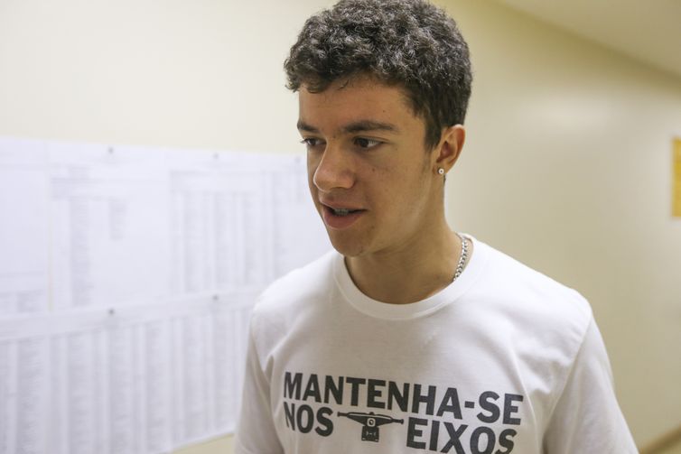 Eleitores vão às urnas no primeiro turno das eleições de 2018. Na foto, o  estudante Gabriel Andrade, 19 anos, vota pela primeira vez.