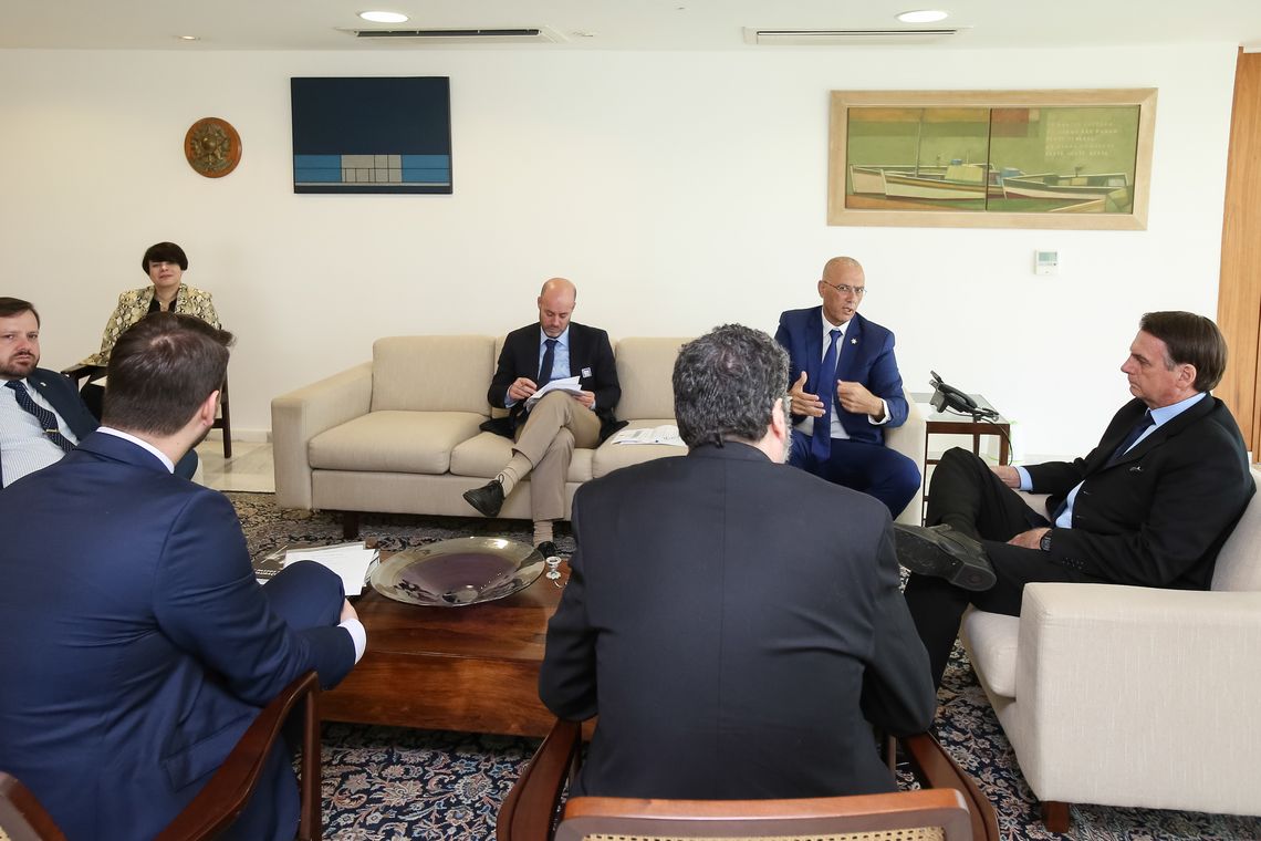 Marcos Correa/PR Presidente da República, Jair Bolsonaro durante audiência com Embaixador de Israel no Brasil, Yossi Shelley.