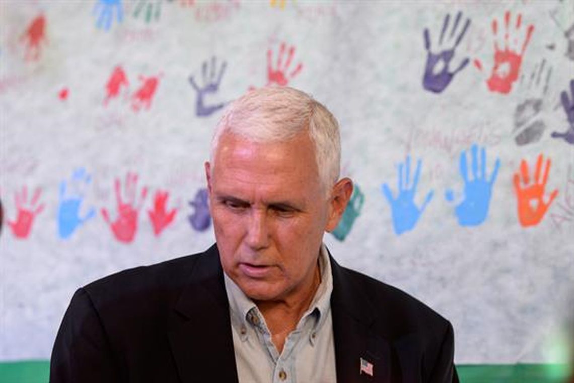 Raphael Alves/EFE/Direitos Reservados Vice-presidente dos EUA, Mike Pence, visita abrigo de imigrantes venezuelanos em Manaus