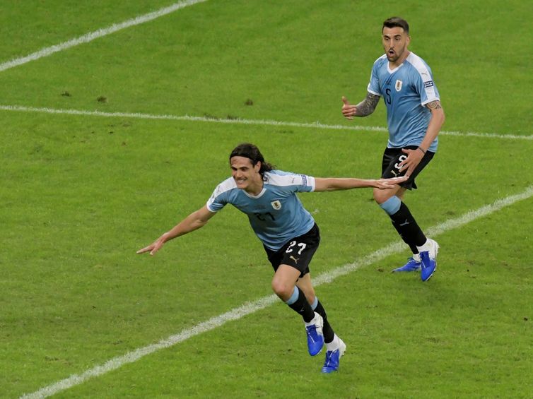 Cavani comemora gol do Uruguai contra o Equador na Copa América