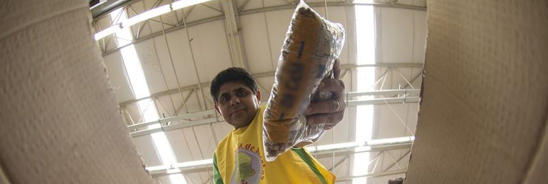 Voluntário ajuda na coleta de alimentos doados Voluntário ajuda na coleta de alimentos doados