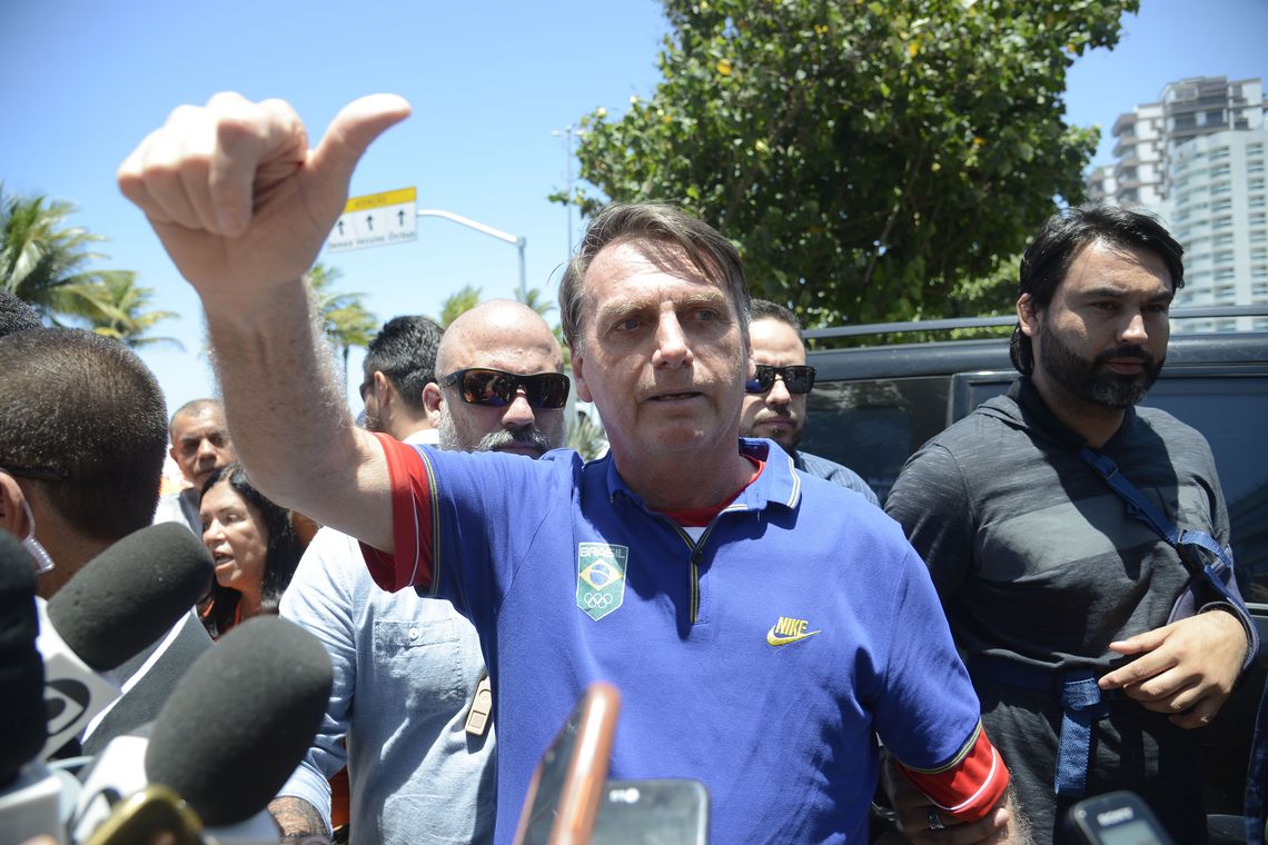 O presidente eleito, Jair Bolsonaro, fala com jornalistas na chegada a sua casa onde mora em um condomÃ­nio na Barra da Tijuca, na zona oeste do Rio.