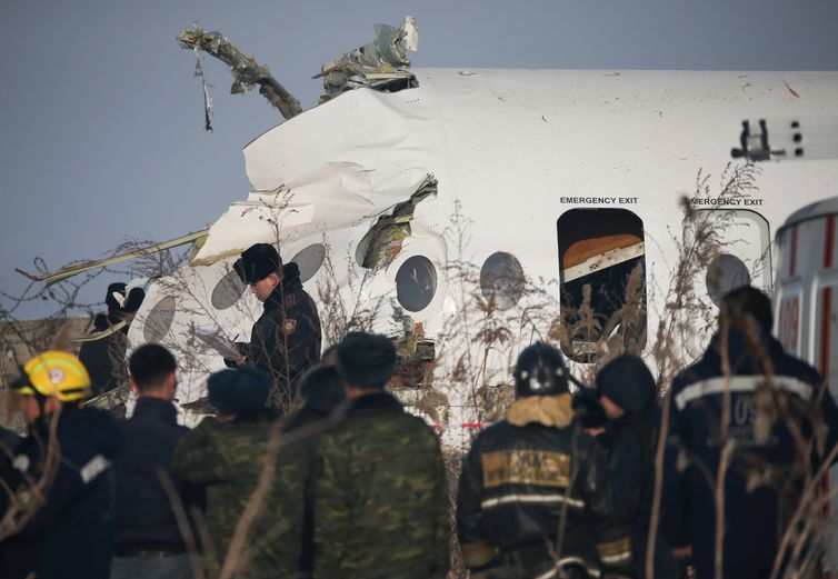 Emergency and security personnel are seen at the site of a plane crash near Almaty, Kazakhstan, December 27, 2019. REUTERS/Pavel Mikheyev