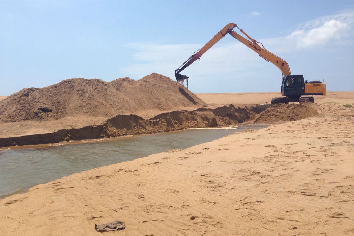 Divulgação prefeitura de Linhares Vitória (ES) - Abertura da barra sul da foz do Rio Doce, em Regência, O trabalho visa a redução dos impactos por causa do rompimento da barragem em Mariana (MG) (Divulgação prefeitura de Linhares)