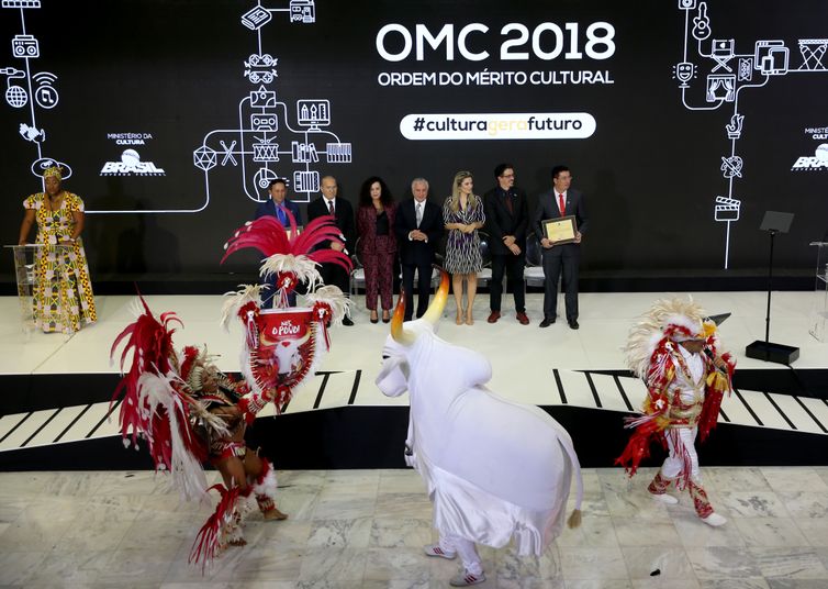 O presidente Michel Temer entrega medalha da Ordem do Mérito Cultural. Durante a cerimônia, os Bois-Bumbás Caprichoso e Garantido, se apresentaram e receberam o certificado de Patrimônio Cultural Brasileiro.