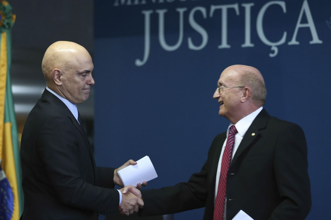 Fabio Rodrigues Pozzebom/Agência Brasil Brasília - Ex-ministro Alexandre de Moraes, que vai para o STF, e o novo ministro da Justiça e Segurança Pública, Osmar Serraglio, durante a solenidade de transmissão de cargo (Fabio Rodrigues Pozzebom/Agência Brasil)