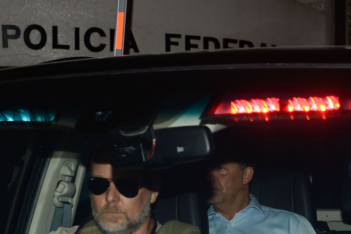 Fernando Frazão/Agência Brasil Rio de Janeiro - O ex-governador do Rio de Janeiro Sérgio Cabral é levado preso na operação Lava Jato em viatura da Polícia Federal na sede na Praça Mauá (Fernando Frazão/Agência Brasil)