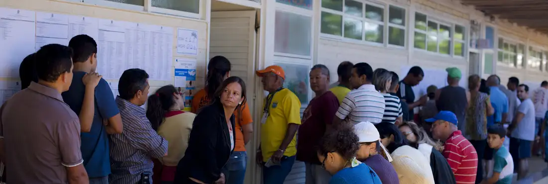 Eleitores enfrentam filas para votar em Gama, DF Eleitores enfrentam filas para votar no Gama, Distrito Federal, neste domingo (5)
