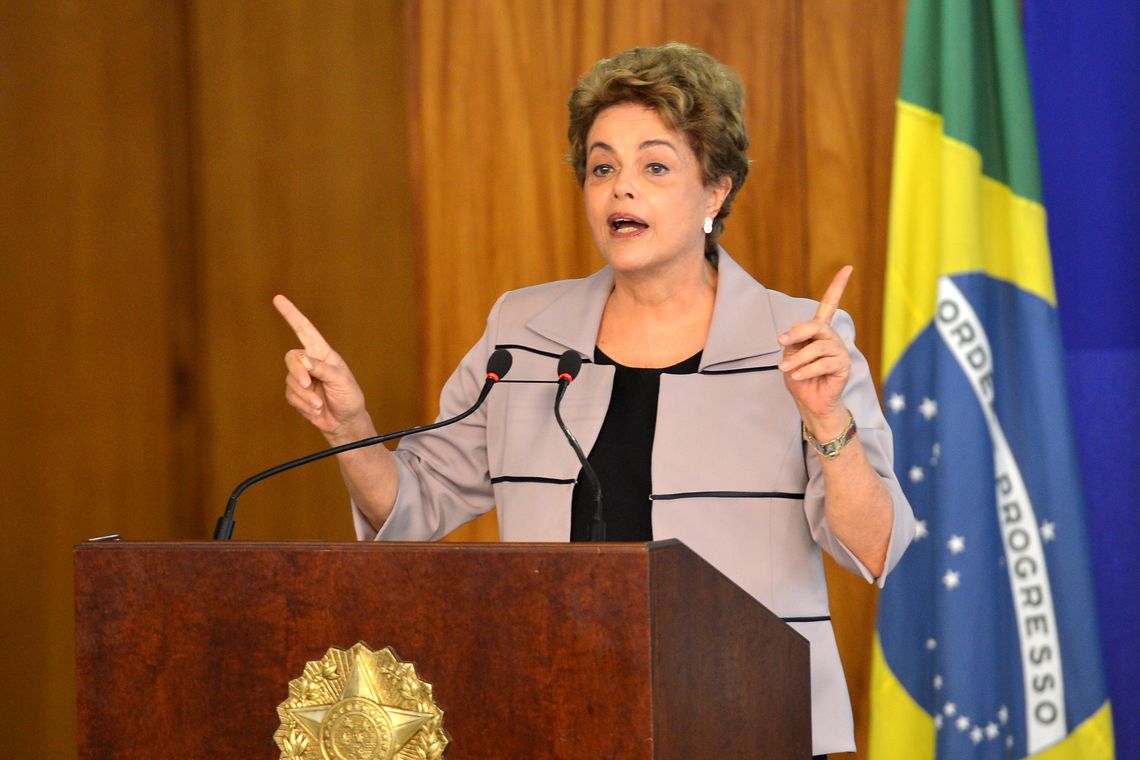 Antonio Cruz/Agência Brasil Brasília - A presidenta Dilma Rousseff, durante cerimônia no Palácio do Planalto, recebe apoio de intelectuais e artistas contra o processo de impeachment (Antonio Cruz/Agência Brasil)