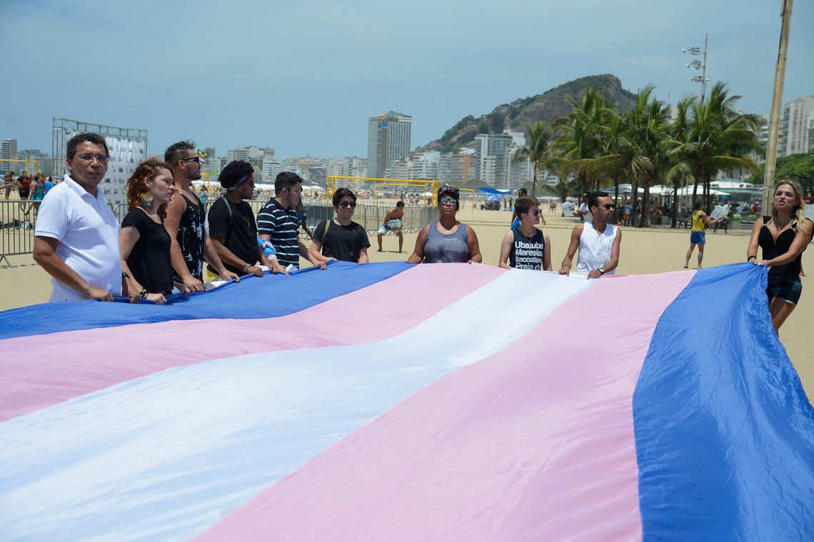 Rio de Janeiro - Manifesto realizado na praia de Copacabana lembra as vÃtimas da transfobia no Brasil. (Tomaz Silva/Agência Brasil)