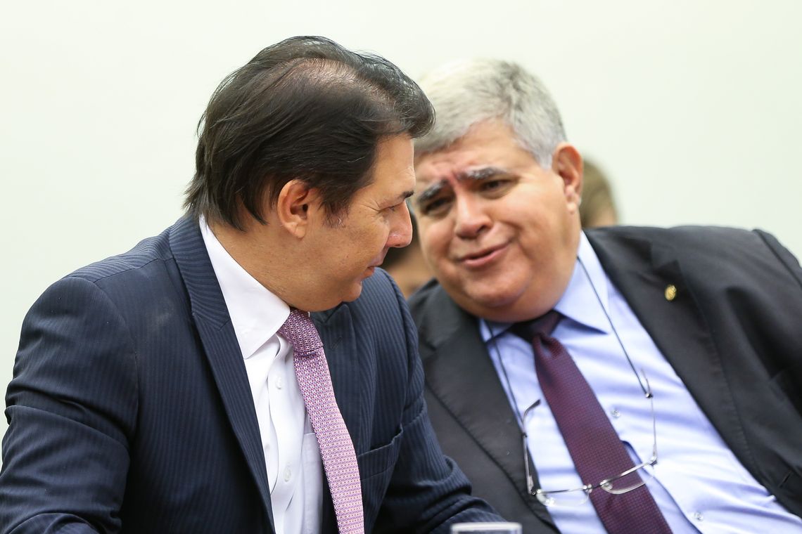 Marcelo Camargo/Agência Brasil Brasília - Os deputados Arthur Maia e Carlos Marum durante sessão da Comissão Especial que analisa a proposta de emenda à Constituição (PEC) da reforma da Previdência (PEC 287/16) para a leitura do parecer do relator sobre o assunto