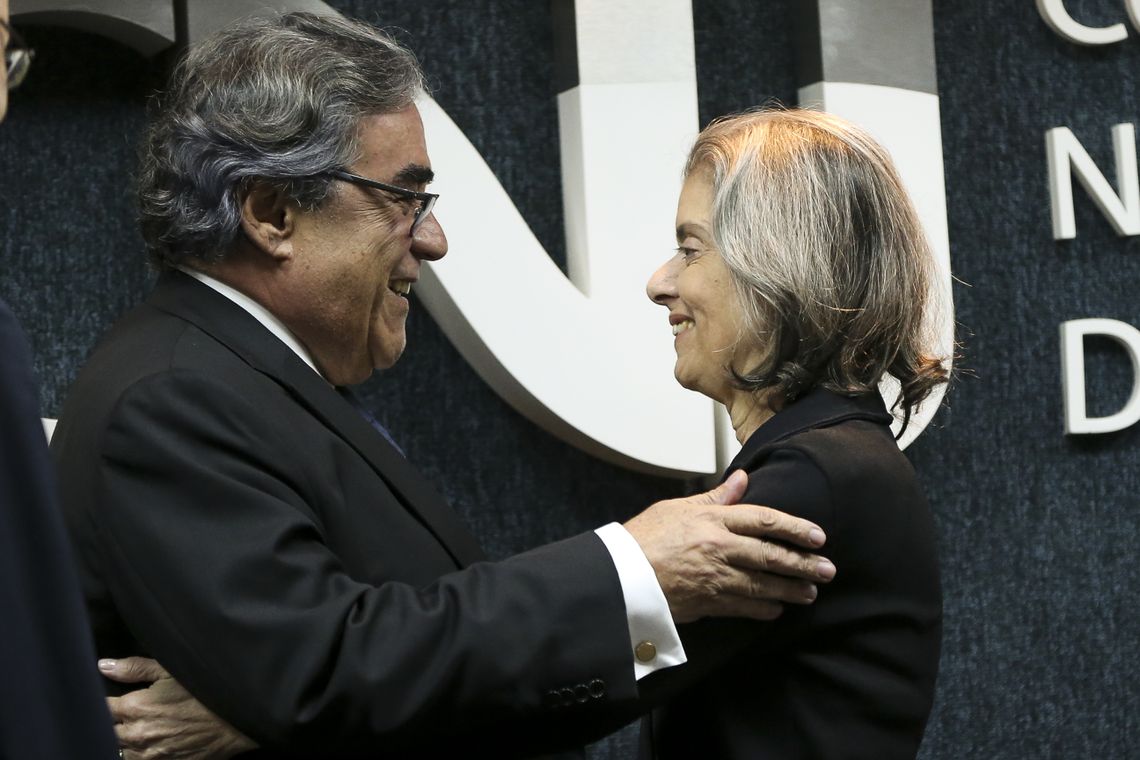 Marcelo Camargo/Agência Brasil Brasília - A presidente do CNJ e do STF, Cármen Lúcia, cumprimenta o novo conselheiro empossado Aloysio Corrêa da Veiga (Marcelo Camargo/Agência Brasil)