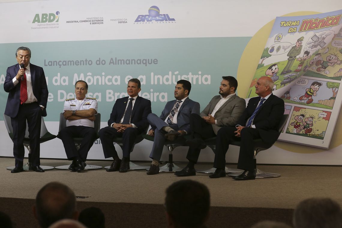 Antonio Cruz/Agência Brasil O Ministro da Defesa, Joaquim Silva e Luna e o escritor Mauricio de Souza, durante o lançamento do almanaque A Turma da Mônica e a Indústria de Defesa.