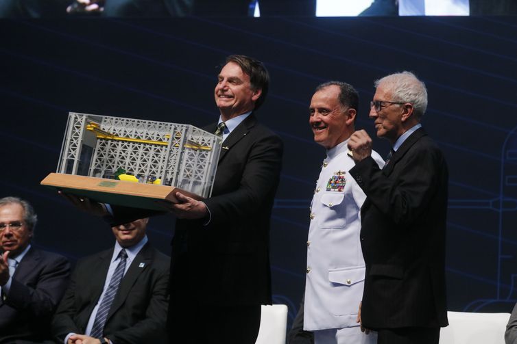 O presidente Jair Bolsonaro, recebe miniatura do submarino durante cerimônia de conclusão do processo de união das partes do Submarino Humaitá, na Base de Submarinos de Itaguaí