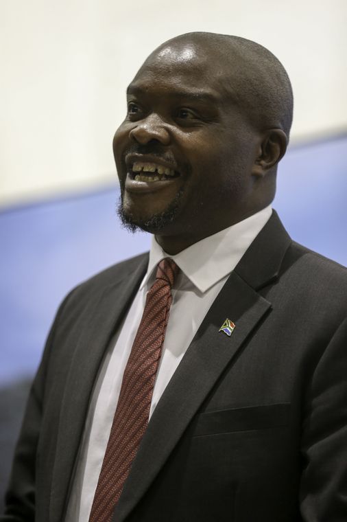 Fabio Rodrigues Pozzebom/Agência Brasil O embaixador da Africa do Sul, Joseph Mashimbye, durante inauguração da exposição Centenário Mandela, no Palácio Itamaraty.