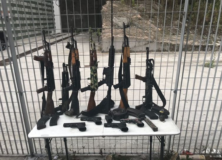 Divulgação/Polícia Militar do Rio PM do Rio apreende armamento pesado em operação na Rocinha (Divulgação/Polícia Militar do Rio)