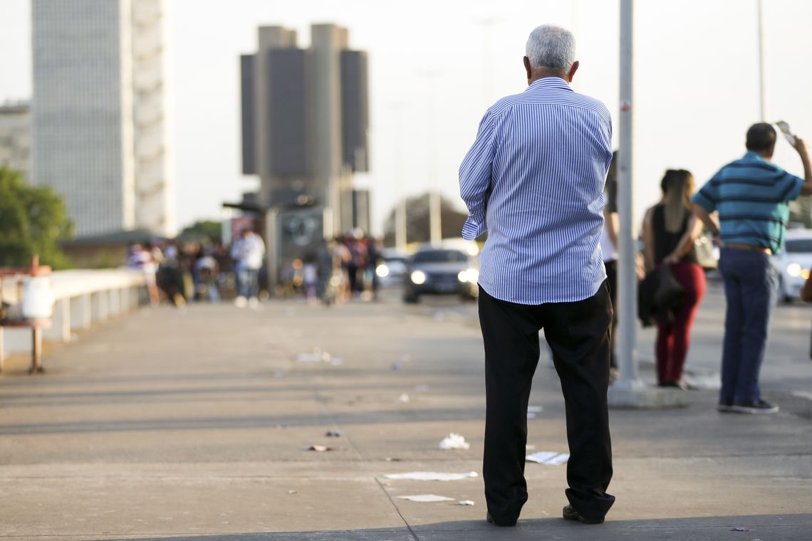 Total de idosos no mercado de trabalho cresce; precariedade aumenta