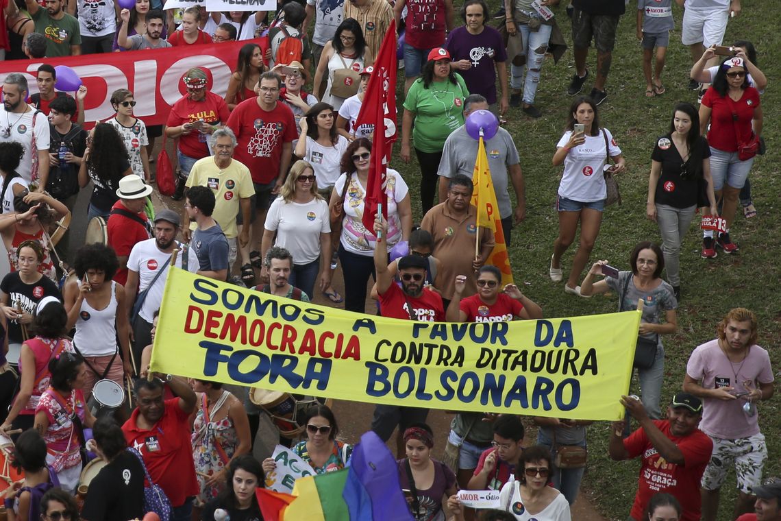 José Cruz/Agência Brasil Manifestantes em passeata contra Bolsonaro e em defesa da democracia, em Brasília