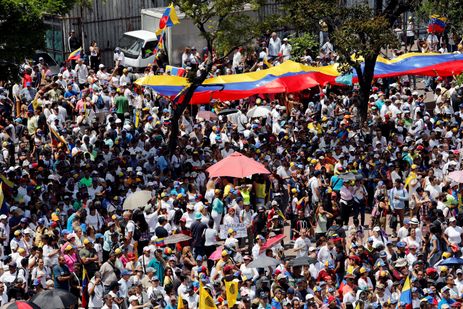 Partidários do autodeclarado presidente interino da Venezuela, Juan Guaidó, participam de uma manifestação contra o governo do presidente venezuelano Nicolás Maduro em Caracas, Venezuela.