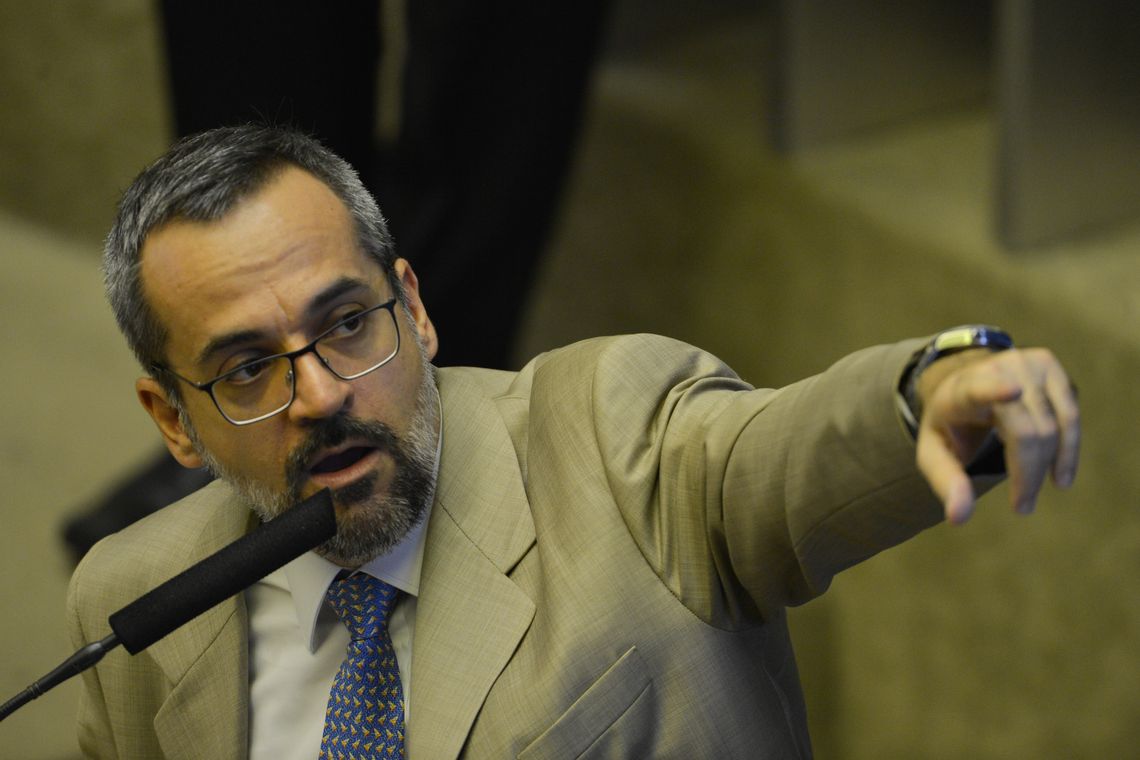 Fabio Rodrigues Pozzebom/Agência Brasil O ministro da Educação, Abraham Weintraub, na Câmara dos Deputados para detalhar como será feito o bloqueio de verbas de universidades públicas e institutos federais. O ministro foi convocado para falar sobre bloqueio de recursos.