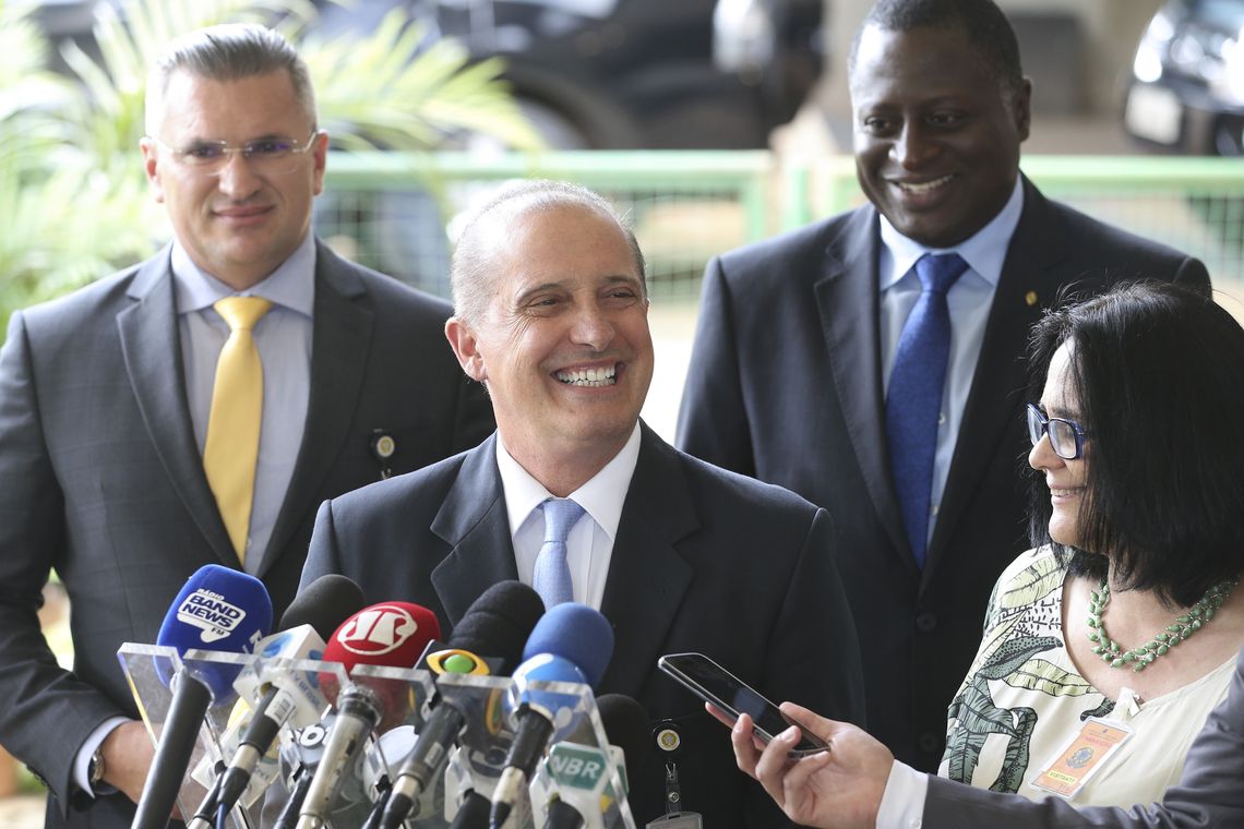 Valter Campanato/Agência Brasil O futuro ministro-chefe da Casa Civil, Onyx Lorenzoni, anuncia a futura ministra da Mulher, Família e Direitos Humanos, Damares Alves. Ela também ficará responsável pela Funai.