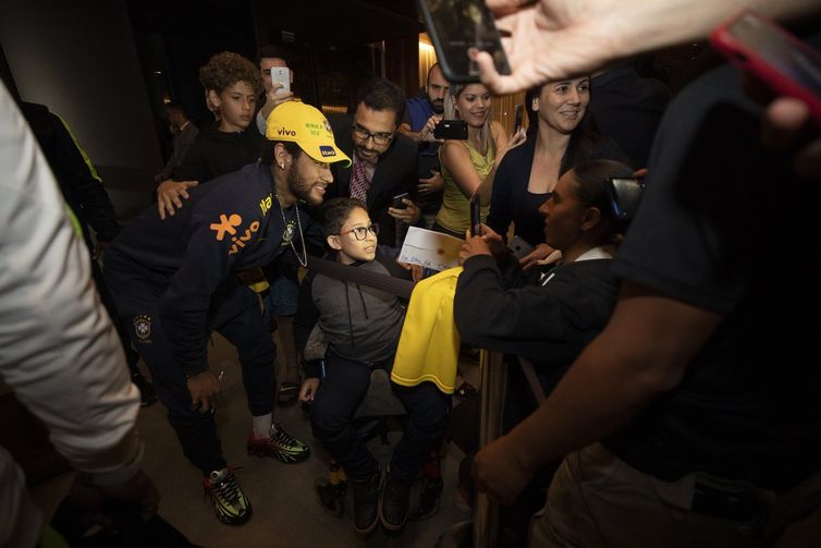 Neymar cumprimenta os torcedores na chegada ao em Braslia
