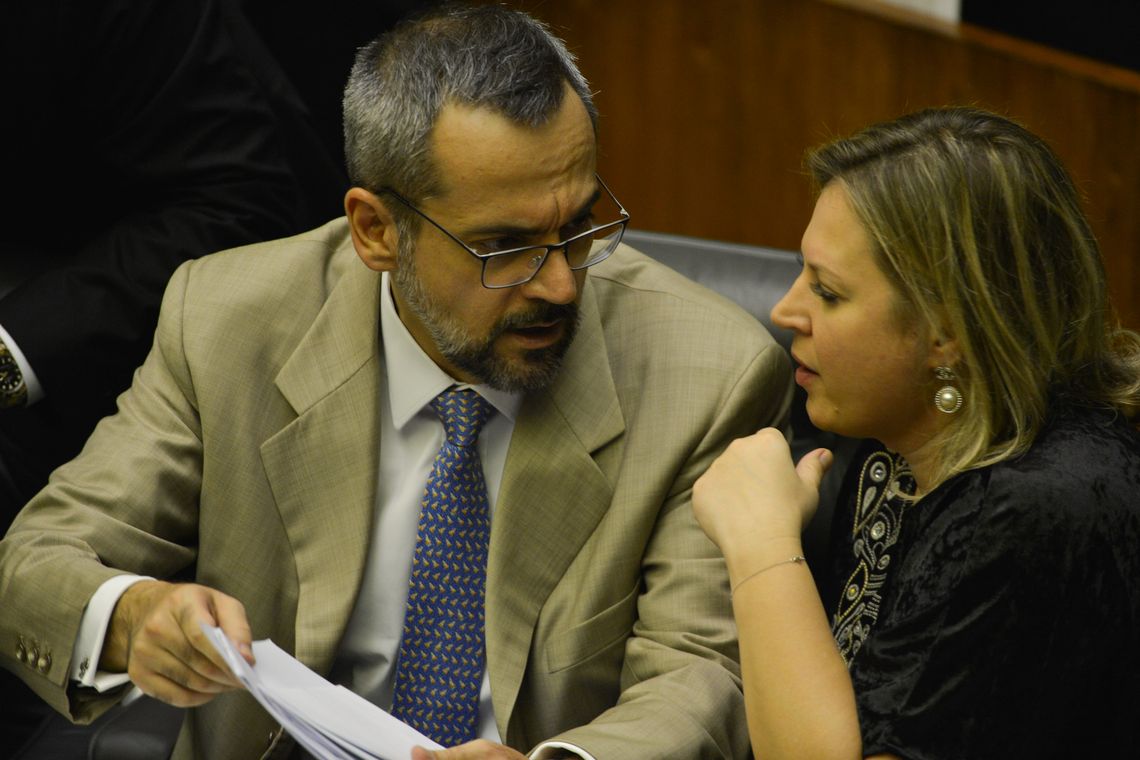 Fabio Rodrigues Pozzebom/Agência Brasil Ministro da Educação, Abraham Weintraub, e a líder do governo no Congresso, deputada Joice Hasselmann, na Câmara dos Deputados. O ministro vai detalhar como será feito o bloqueio de verbas de universidades públicas e institutos federais.