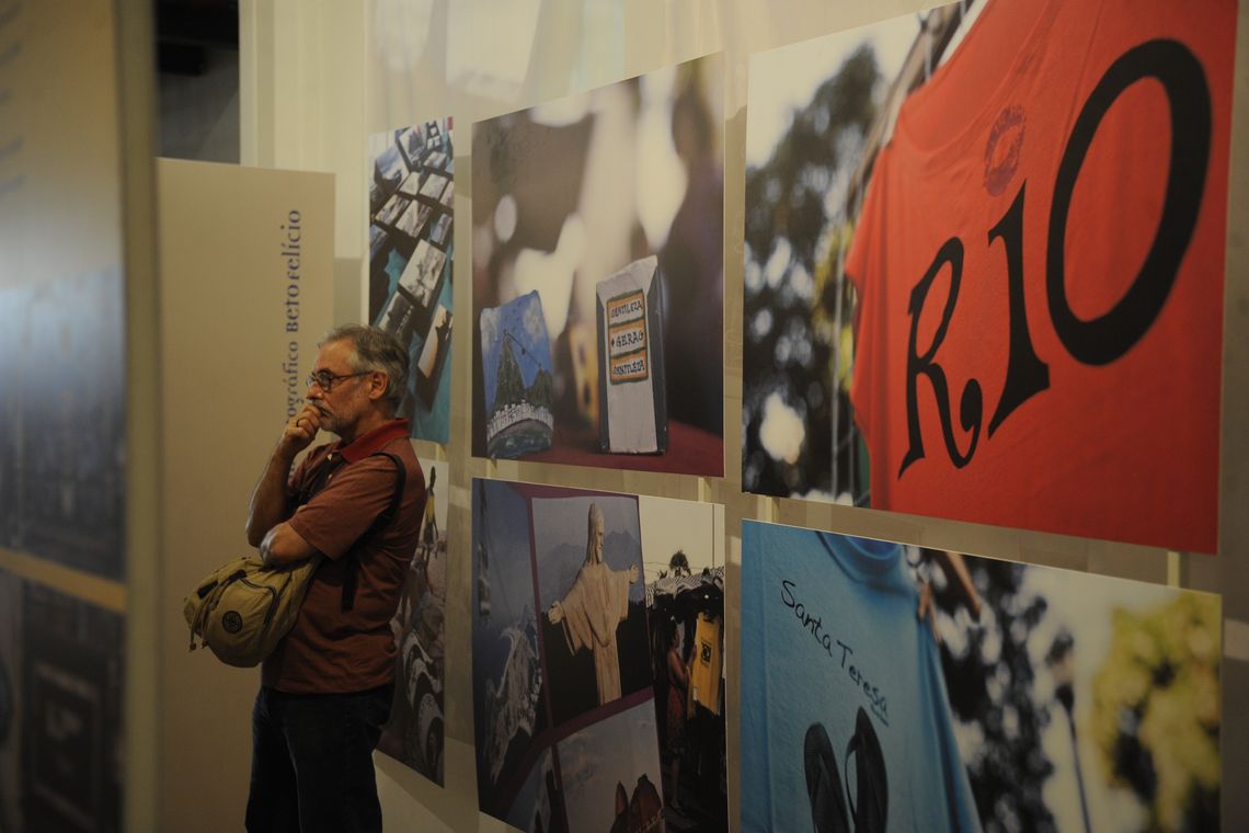 16 17:20:24 A exposição Com do Rio da Cabeça aos Pés: sem medo de ser Kitsch mostra a representação do RJ em souvenires desde os anos 20 até trabalhos contemporâneos no Centro Carioca de Design (Fernando Frazão/Agência Brasil)