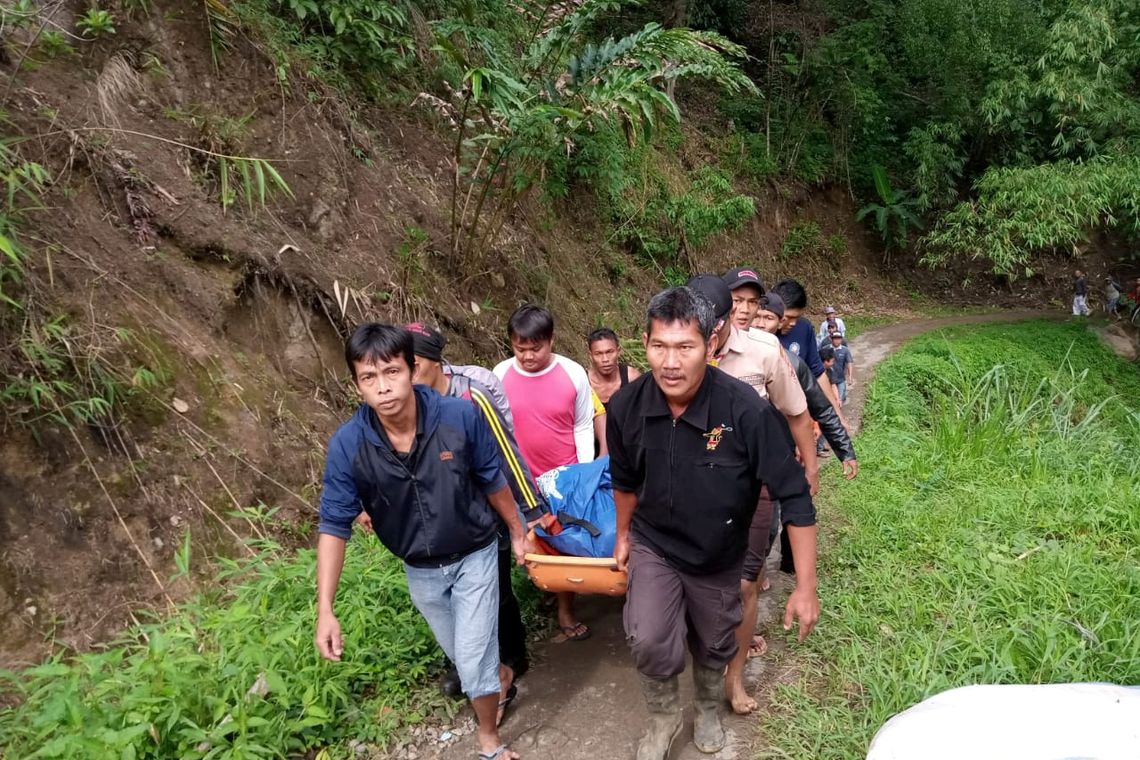 MATERIAL SENSÍVEL. ESTA IMAGEM PODE OFERECER OU PERTURBAR Trabalhadores de resgate transportam o corpo de um passageiro de ônibus de Sriwijaya após um acidente na área de Liku Lematang, província de Sumatra do Sul, Indonésia, 24 de dezembro de 2019 