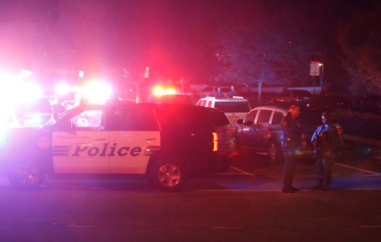 MAN02. THOUSAND OAKS (ESTADOS UNIDOS), 08/11/2018.- La policÃ­a asegura la carretera del lugar del tiroteo, que ha causado al menos 11 heridos, en el Borderline Bar and Grill en la localidad de Thousand Oaks, California, Estados Unidos, hoy 8 de