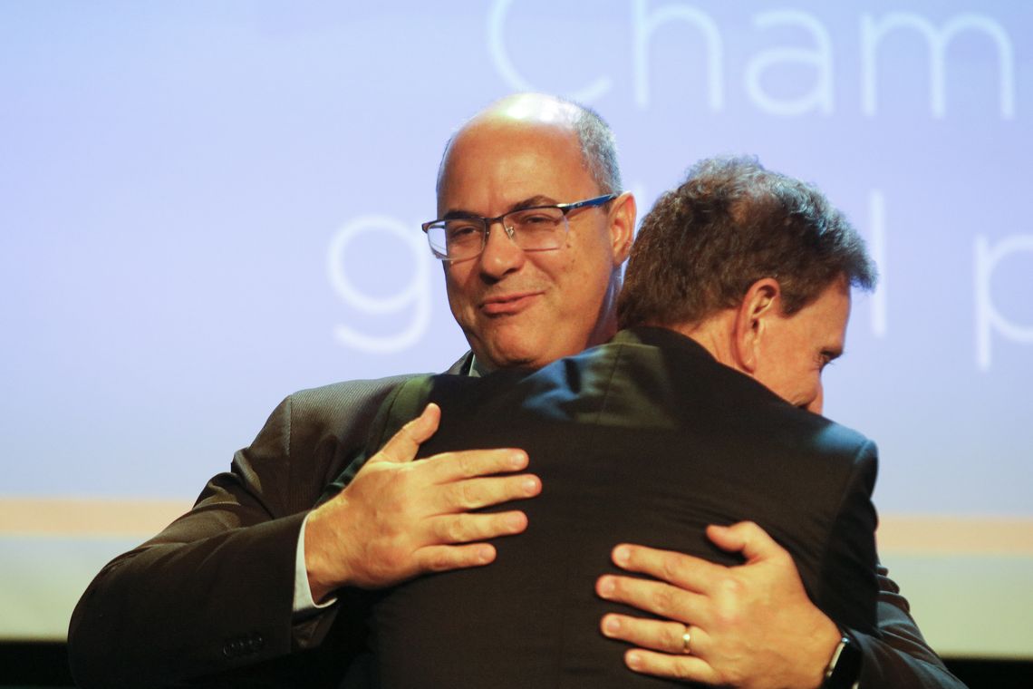 Tânia Rêgo/Agência Brasil O governador do Rio de Janeiro, Wilson Witzel, e o prefeito Marcelo Crivella participam da abertura do 11º Congresso Mundial de Câmaras, no Windsor Convention Center, na Barra da Tijuca, Rio de Janeiro.