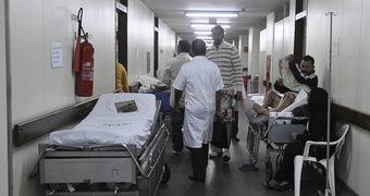Pacientes em macas no corredor do Hospital de Base de Brasília.
