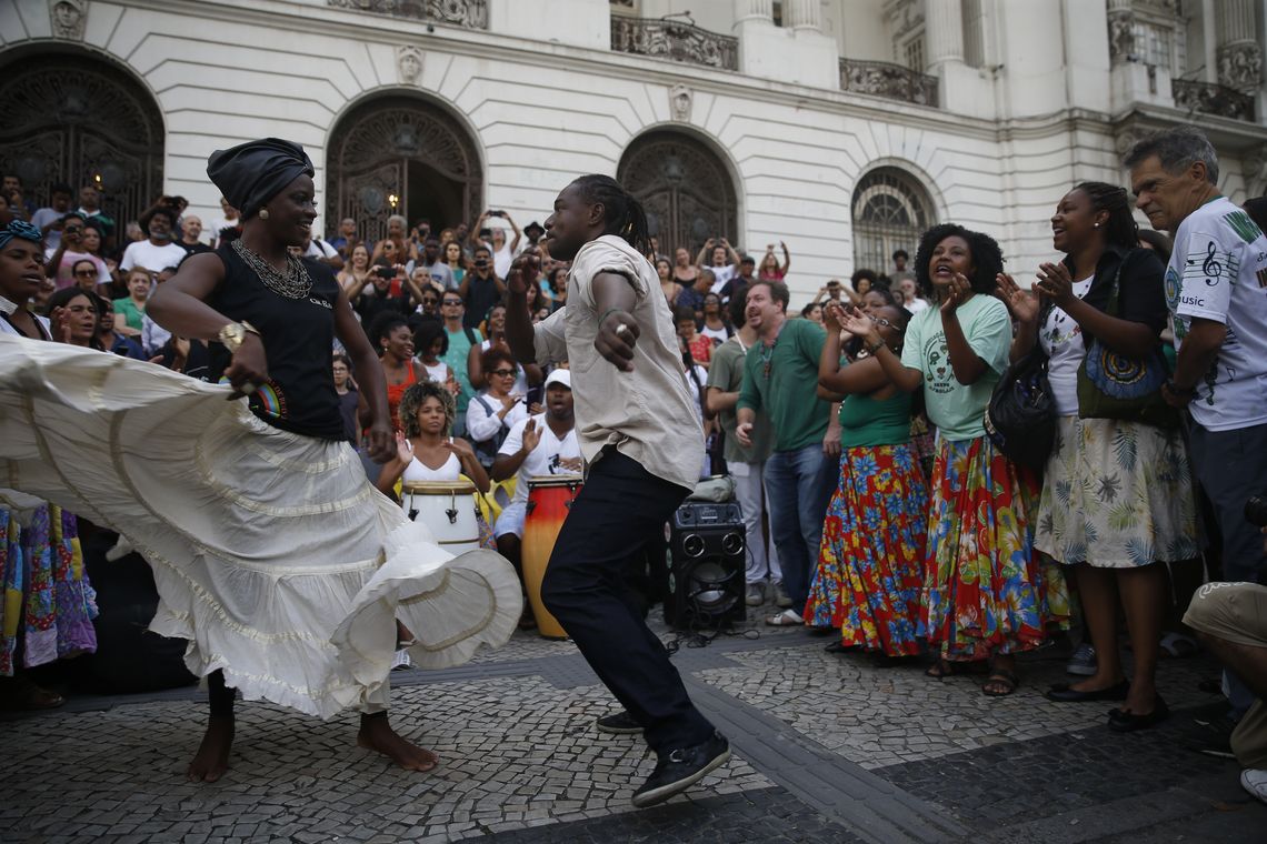 Fernando Frazão/Agência Brasil Rio de Janeiro - Roda de Jongo em frente à Câmara de Vereadores, na Cinelândia, em defesa da Casa do Jongo da Serrinha, em Madureira, que fechou devido ao corte de verba da Prefeitura (Fernando Frazão/Agência Brasil)