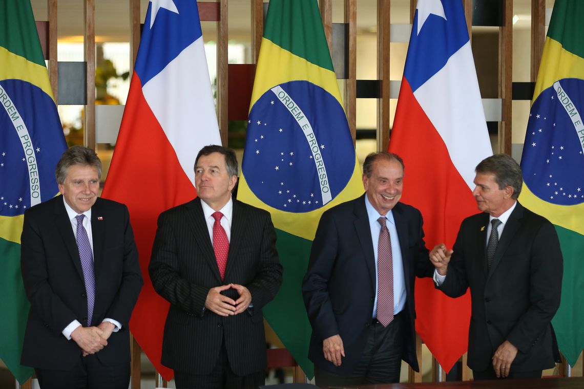 Fabio Rodrigues Pozzebom/Agência Brasil Os ministros chilenos da Defesa Nacional, Alberto Espina Otero e das Relações Exteriores, Roberto Ampuero e os ministros brasileiros Aloysio Nunes,e Joaquim Silva e Luna durante assinatura de atos e declaração à imprensa.