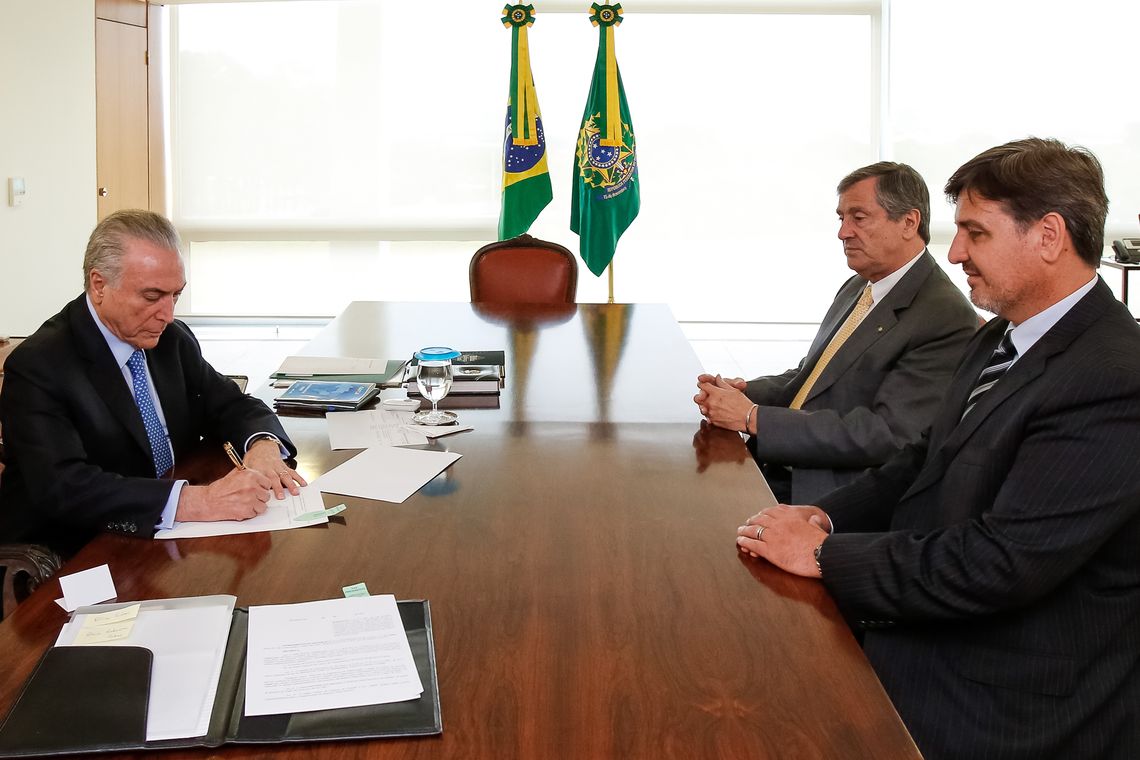 Marcos Corrêa/PR Brasília - Presidente Michel Temer, assina decreto que autoriza adicional para servidores que atuam em região de fronteira, em reunião com o ministro da Justiça e Segurança Pública, Torquato Jardim e com o diretor-geral da Polícia Federal,