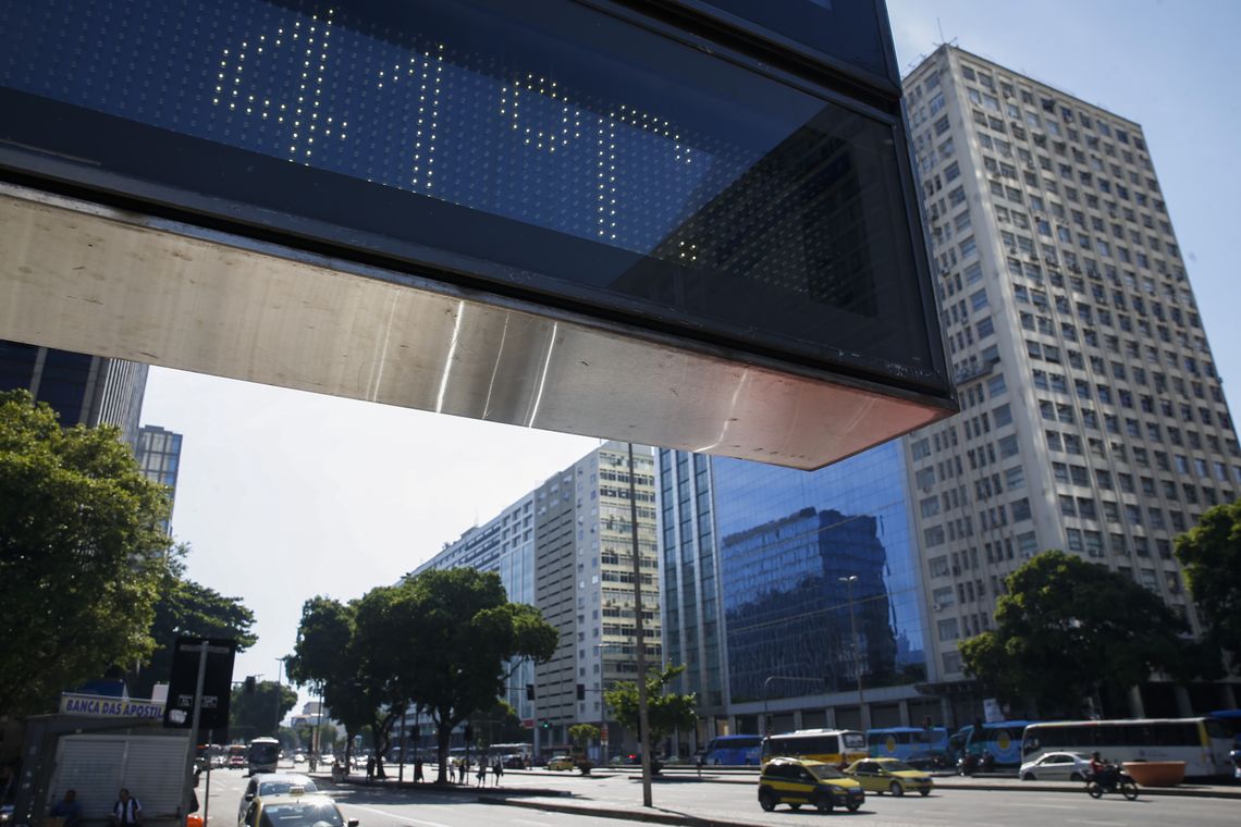 Fernando Frazão/Agência Brasil Termômetro da Avenida Presidente Vargas, registram onda de calor que atinge a cidade