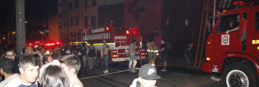 Incêndio em boate deixa centenas de mortos e feridos na cidade. As causas da tragédia ainda estão sendo investigadas Incêndio em boate deixa centenas de mortos e feridos na cidade. As causas da tragédia ainda estão sendo investigadas
