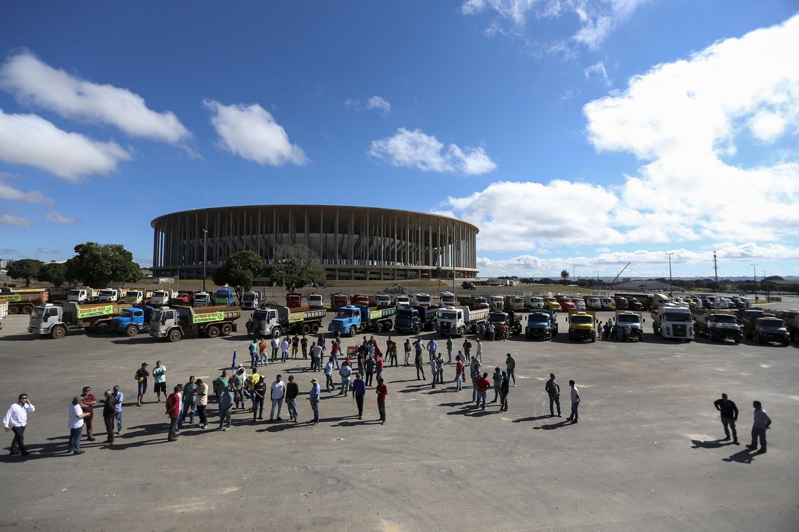 Marcelo Camargo/Agência Brasil Caminhoneiros realizam protesto contra a alta no preço do combustível e uma resolução do Contran que obriga a colocar dispositivos de segurança nas caçambas.