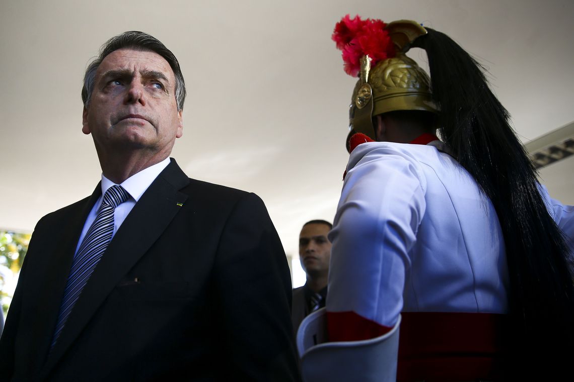 O presidente Jair Bolsonaro chega ao Ministério da Defesa para encontro com o ministro Fernando Azevedo.