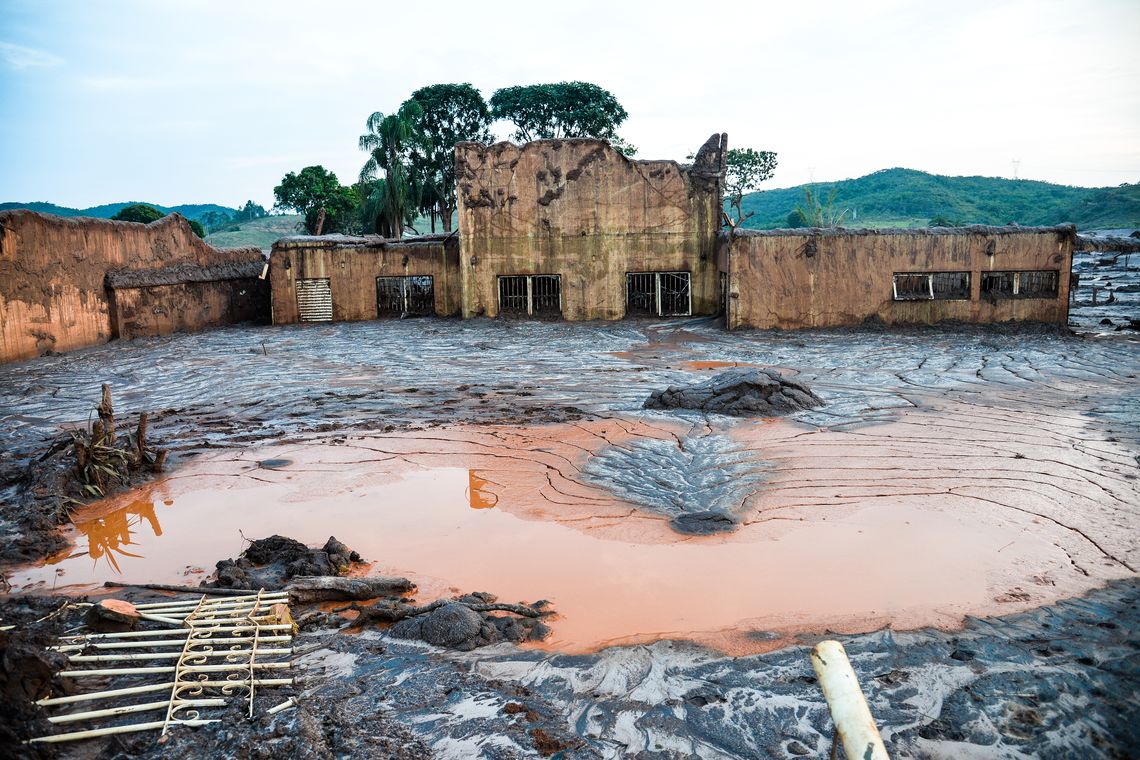 Antonio Cruz/ Agência Brasil Mariana (MG) - Rompimento de duas barragens da mineradora Samarco na última quinta-feira (5). Em meio ao cenário de muita lama, barro e destruição, o que restou lembra uma cidade fantasma (Antonio Cruz/Agência Brasil)