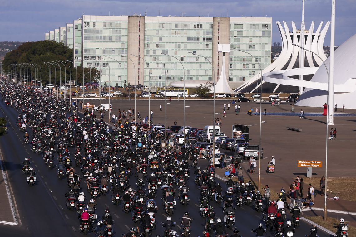 Brasília - Motociclistas fazem passeio pelas ruas de Brasília como parte do encerramento do Capital Moto Week (Marcelo Camargo/Agência Brasil)