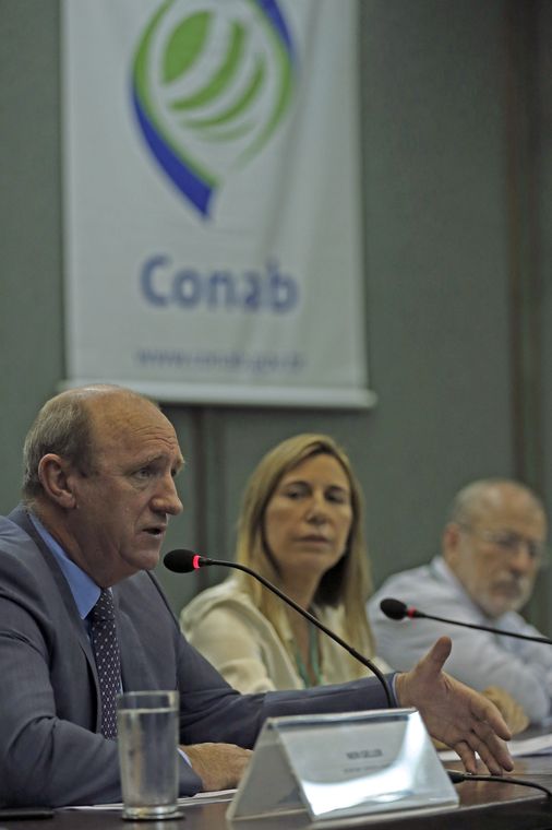 José Cruz/Agência Brasil Brasília - O secretário de Política Agrícola, Neri Geller, a diretora de Política Agrícola e Informações da Conab, Cleide Edvirges Laia, e o superintendente de Informações do Agronegócio, Aroldo Antonio de Oliveira Neto, divulgam as
