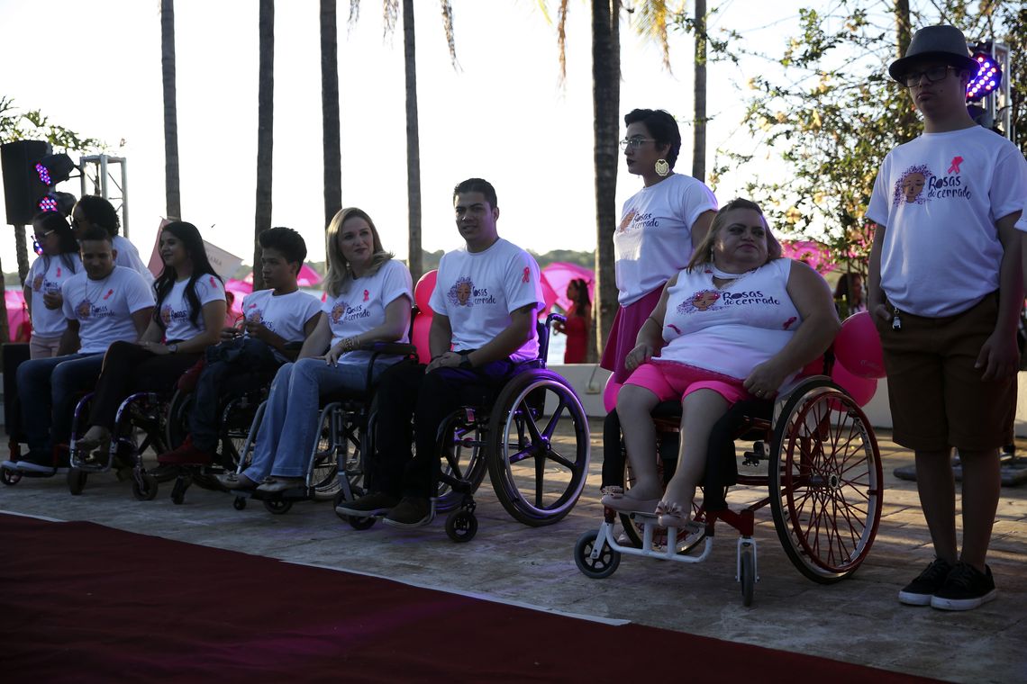 José Cruz/Agência Brasil Brasília - Desfile integra as atividades do Outubro Rosa, mês de conscientização sobre o câncer de mama (José Cruz/Agência Brasil)