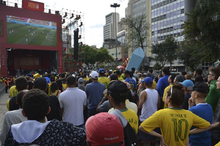 A segunda partida da seleção brasileira na Copa do Mundo, contra a Costa Rica, reuniu 18 mil pessoas hoje (22) no Vale do Anhagabaú, centro da capital paulista